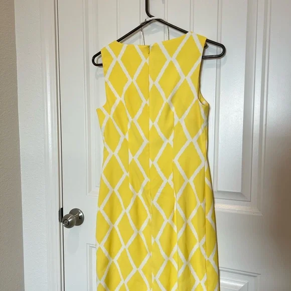 Alyx Yellow Sleeveless Diamond Pattern Dress with necklace and earrings ๐๐ฎ๐น๐๐ฎ๐น - Picture 4 of 7